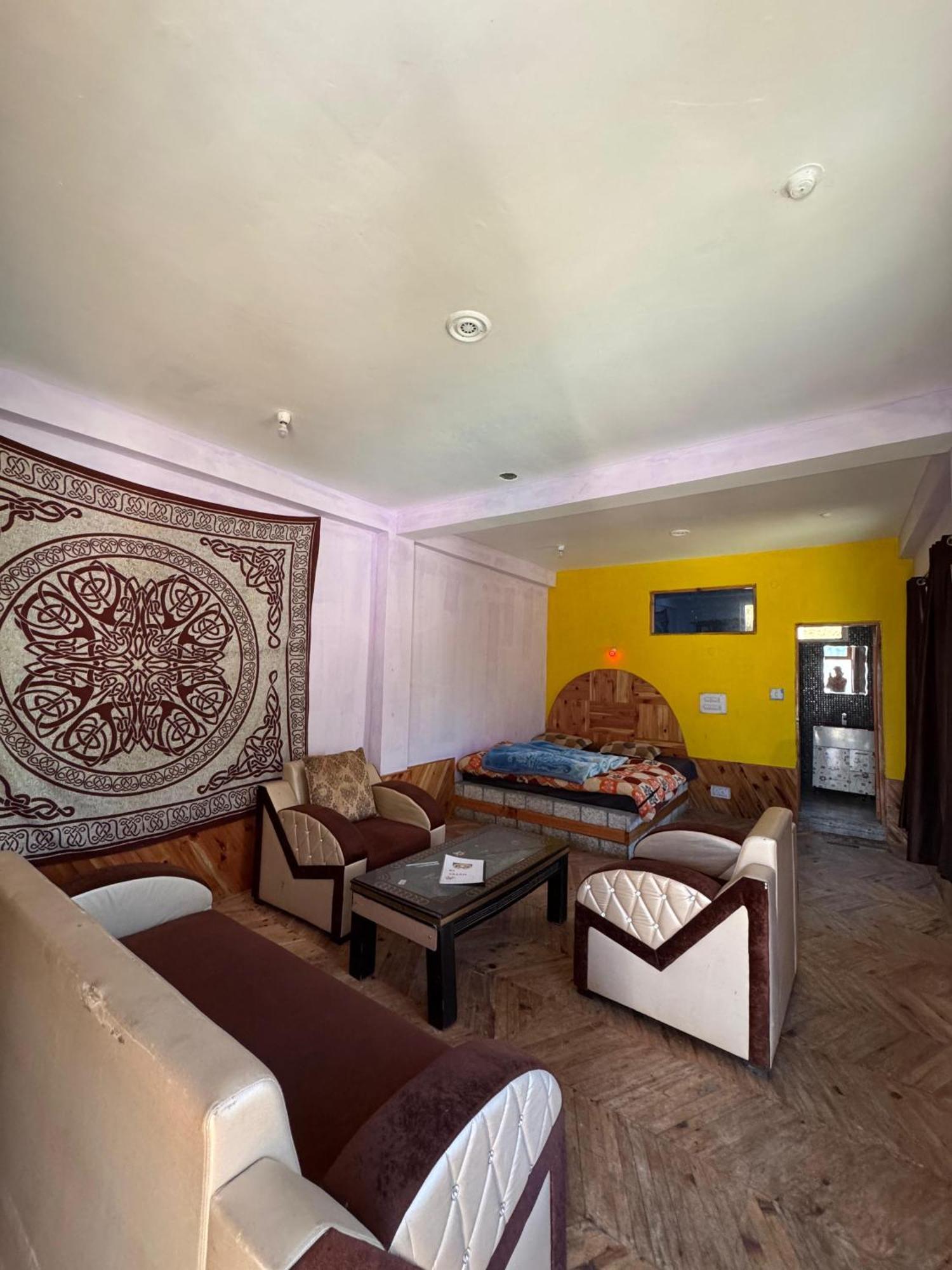 Hotel 19 Tosh Екстериор снимка