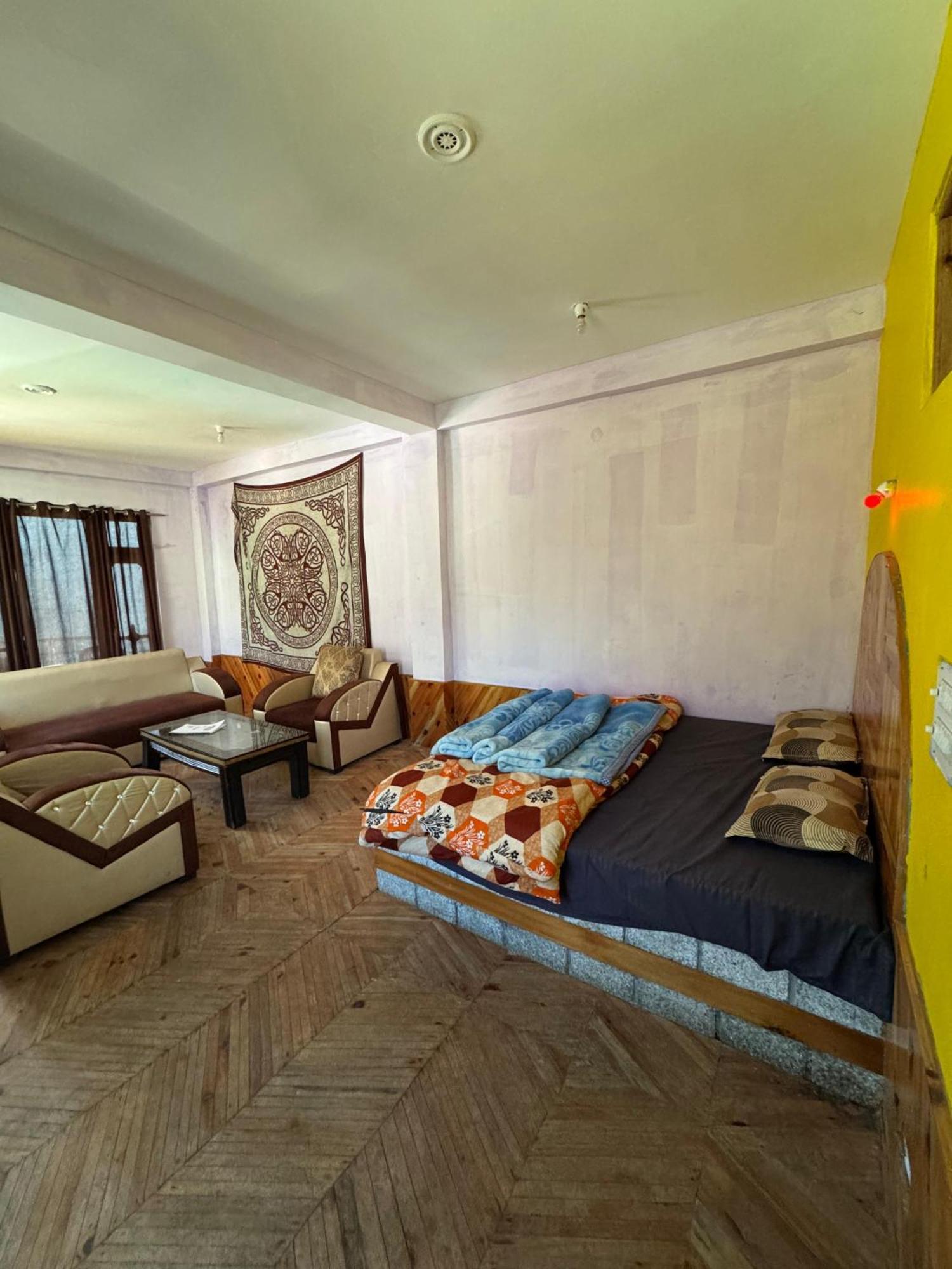 Hotel 19 Tosh Екстериор снимка